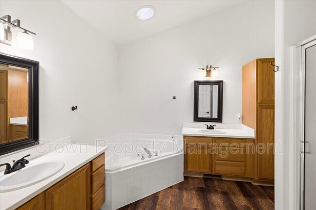 Building Photo - 2530 E Edgewood Dr