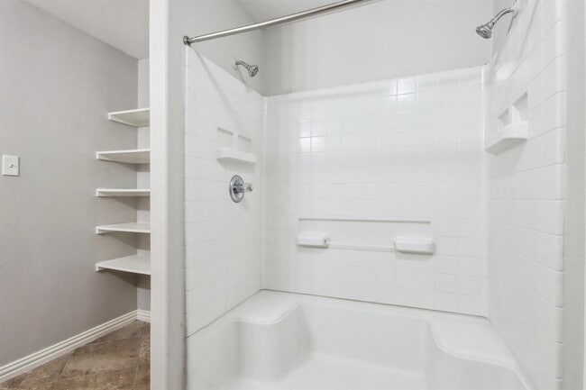 Building Photo - 8210 Radial Ct