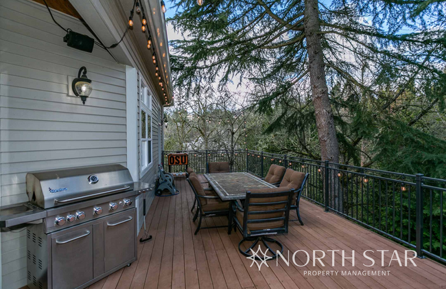 Building Photo - Stunning Home in Hidden Creek