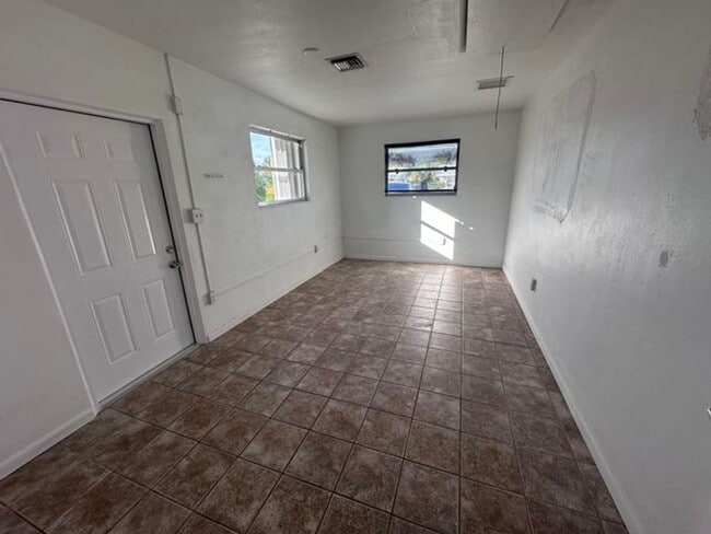 Building Photo - 14 Ridgewood Cir