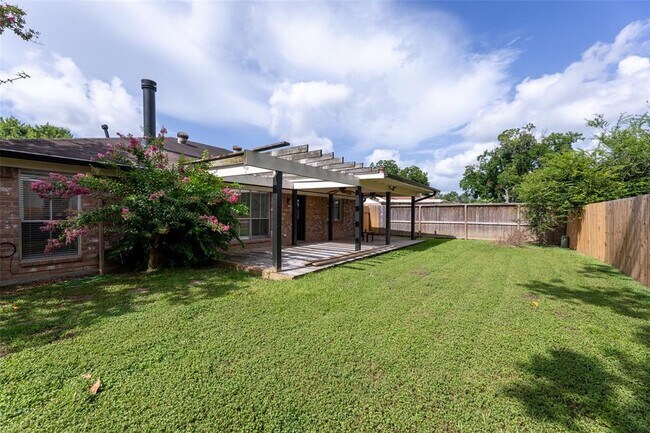 Building Photo - 419 Capehill Dr