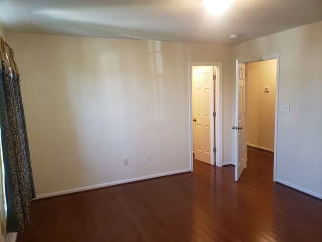 Building Photo - WOODBRIDGE POINTE