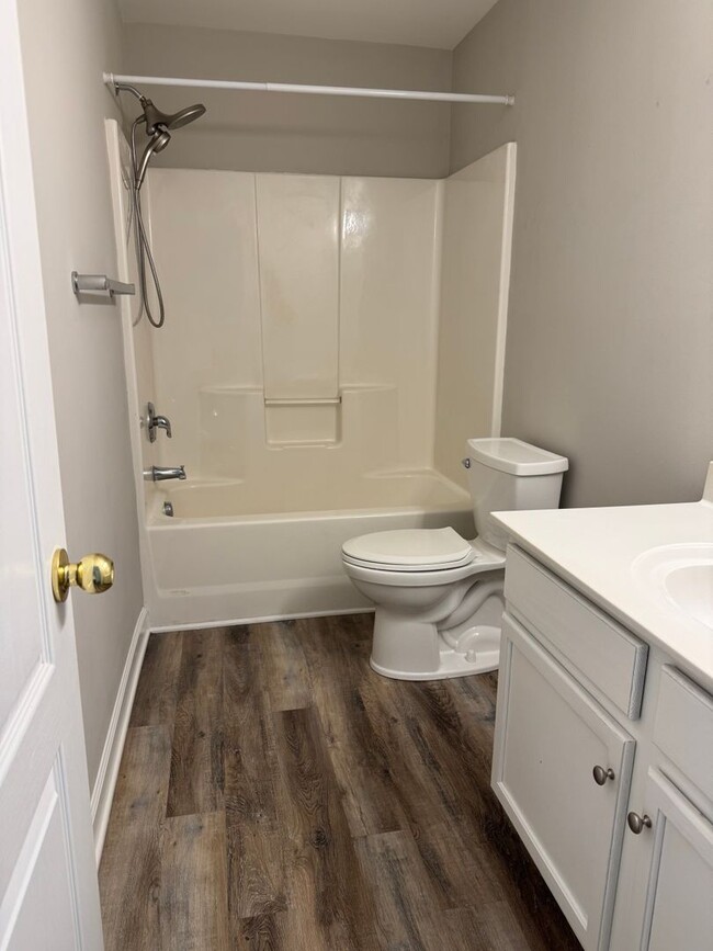 Building Photo - Two Bedroom Townhouse in Sherrills Ford wi...