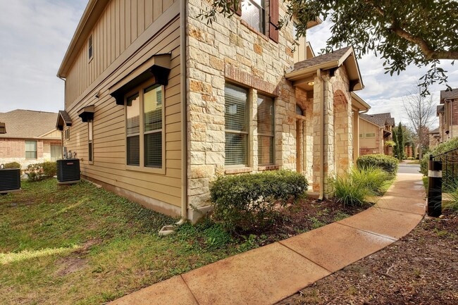 Building Photo - $1,000 off first month’s rent with a 2-year lease!