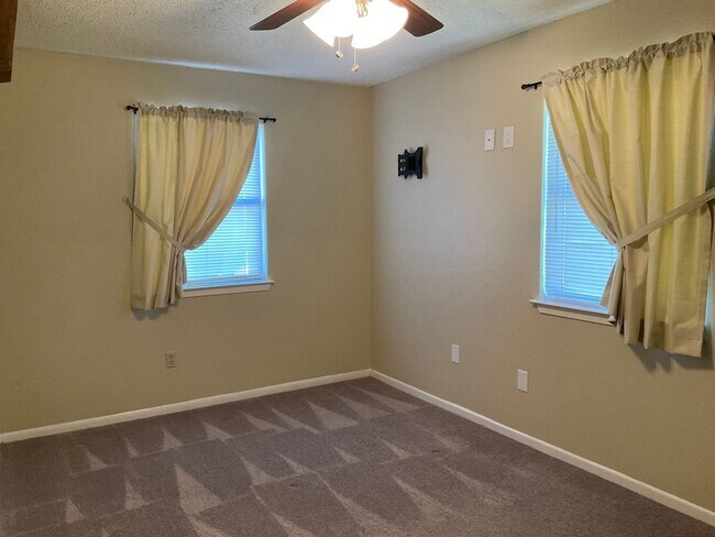 Building Photo - **APPLICATION RECEIVED**  3-Bedroom Home in Downtown Burnet with Large Fenced Yard!