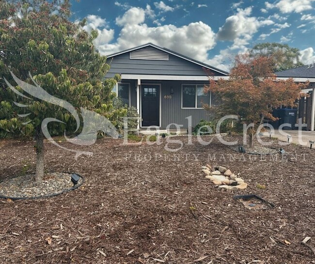 Building Photo - Three Bedroom, One Bathroom Home with Larg...