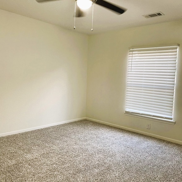 Building Photo - 18143 Holly Forest Dr