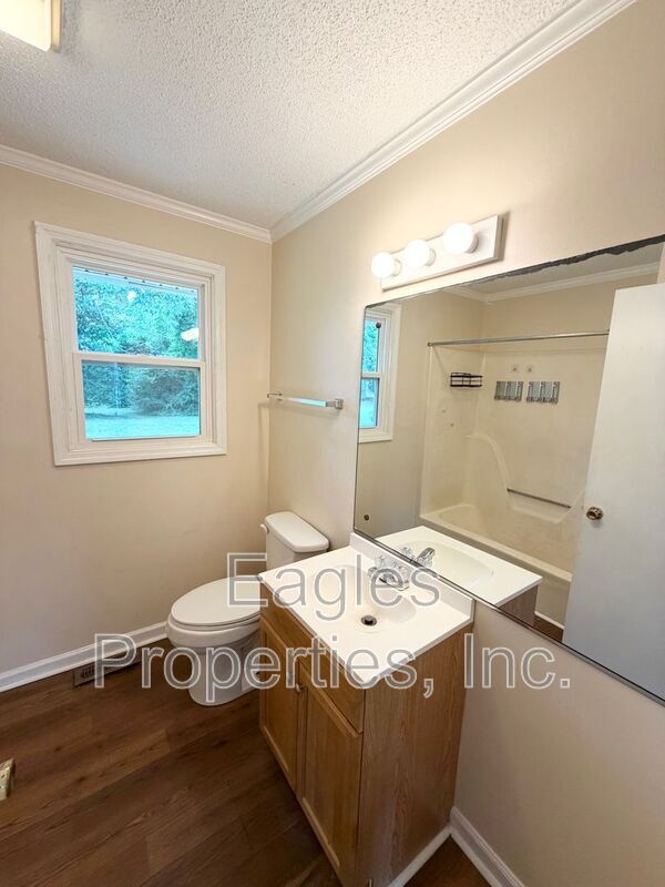 Building Photo - 605 S Oleander Ave