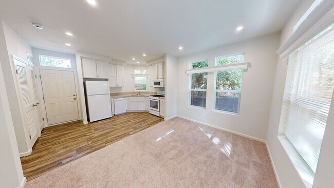 Building Photo - 4133-4133 Palm Tree Ct
