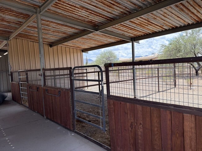 Building Photo - Vail School District Horse property with f...