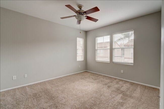 Building Photo - Fantastic 2 Bedroom Townhome minutes away to Camp Pendleton