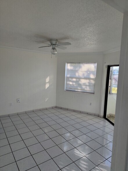 Building Photo - 1605 NE Miami Gardens Dr
