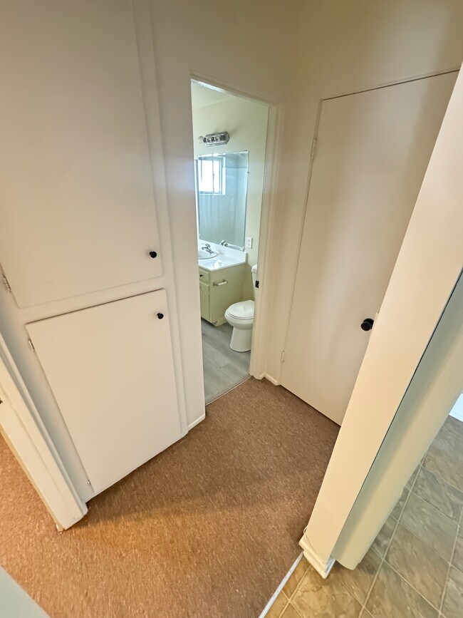 Building Photo - 1160 E Alosta Ave