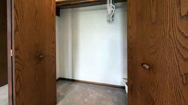 Building Photo - 720 N 16th Ave