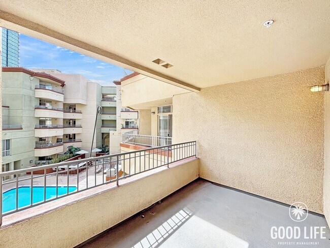 Building Photo - Stylish 1BD/1BA Condo in Cortez Hill with Balcony, In-Unit W/D & Pool Views