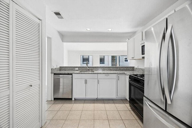 Building Photo - 1411 Fairfield Dr