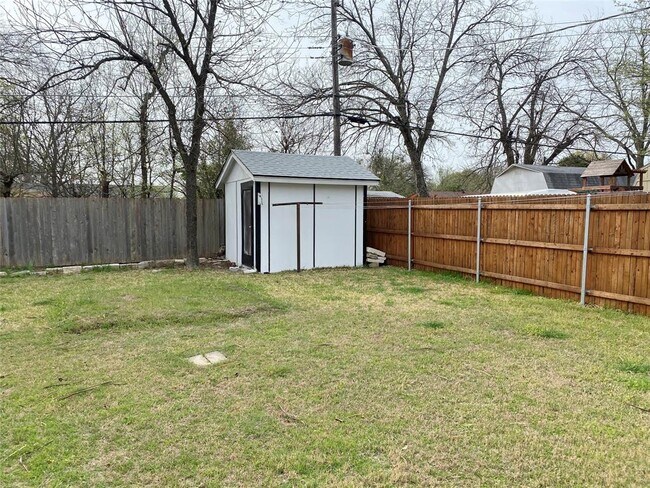 Building Photo - 3560 Regal Rd