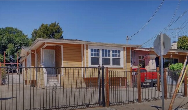 Building Photo - 1221 31st Ave