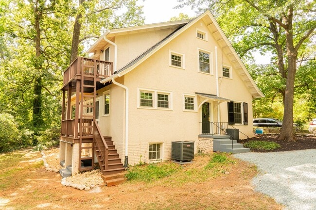 Building Photo - Large 4 Bedroom Home On Oakhurst Circle