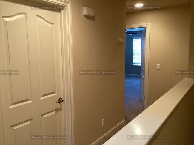 Building Photo - Elegant-Ideally located-Windsor Green End ...