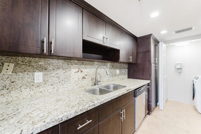 Building Photo - 859 Jeffery St