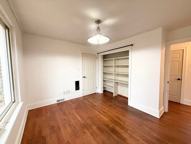 Building Photo - Beautiful Brick Home in Prime Hickory Location – Spacious Layout & Hardwood Floors!