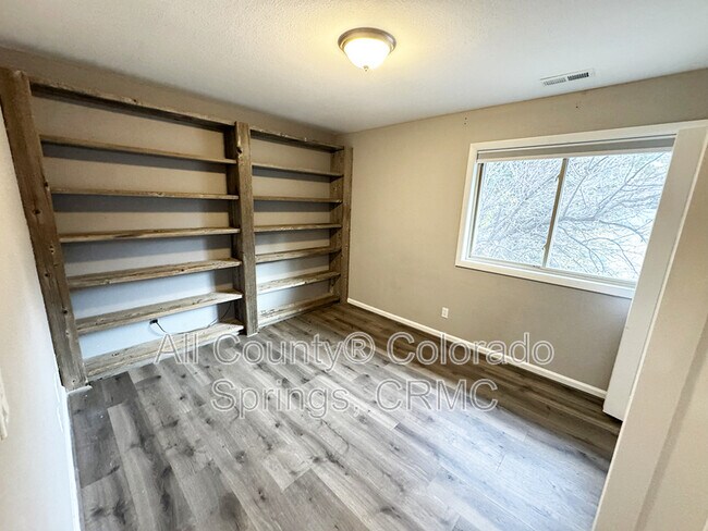 Building Photo - 460 Wintery Cir N