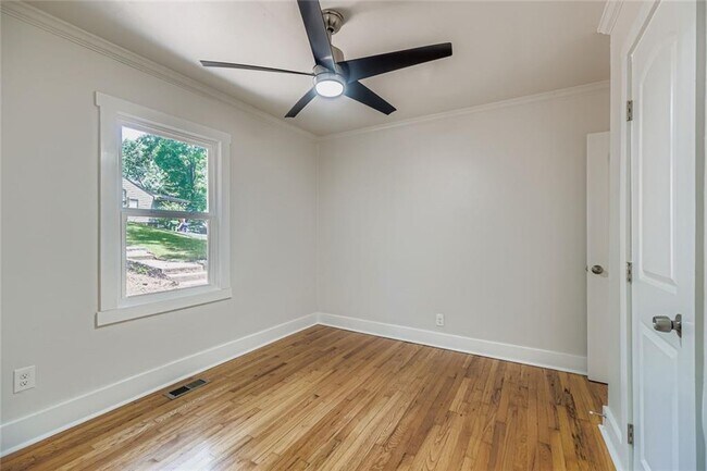 Building Photo - 1191 Beechview Dr SE