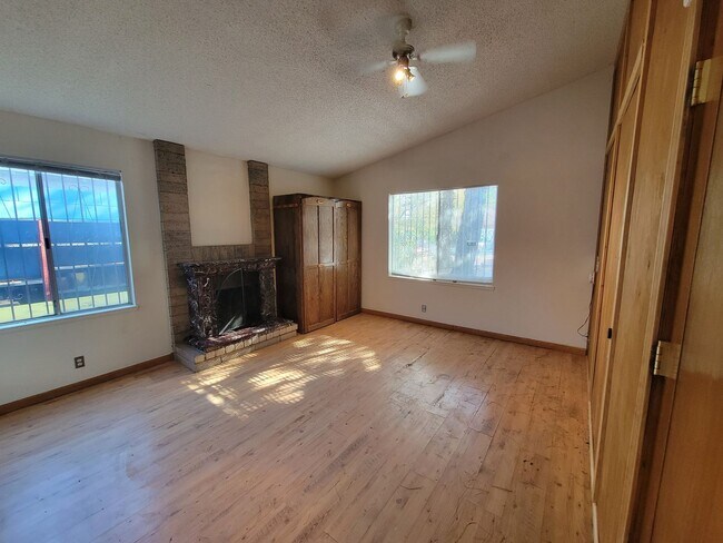 Building Photo - Single story in Montara Est 4 bed/2 full b...
