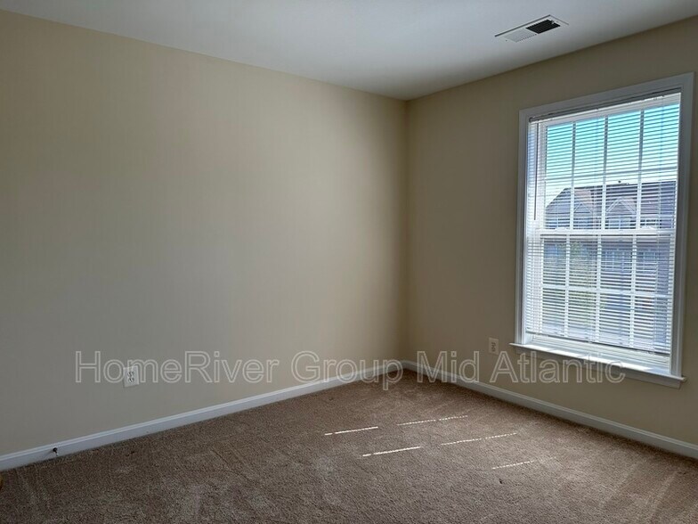 Building Photo - 5530 Sacramento Mews Pl