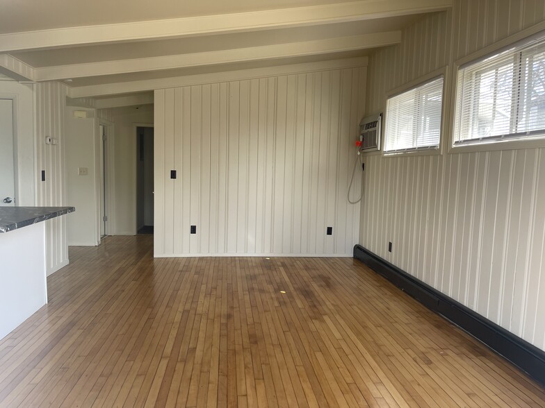 Building Photo - 536 Algoma Blvd