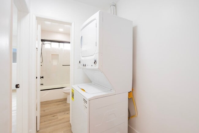 Building Photo - Recently Renovated 1 Bed / 1 Bath Apartmen...
