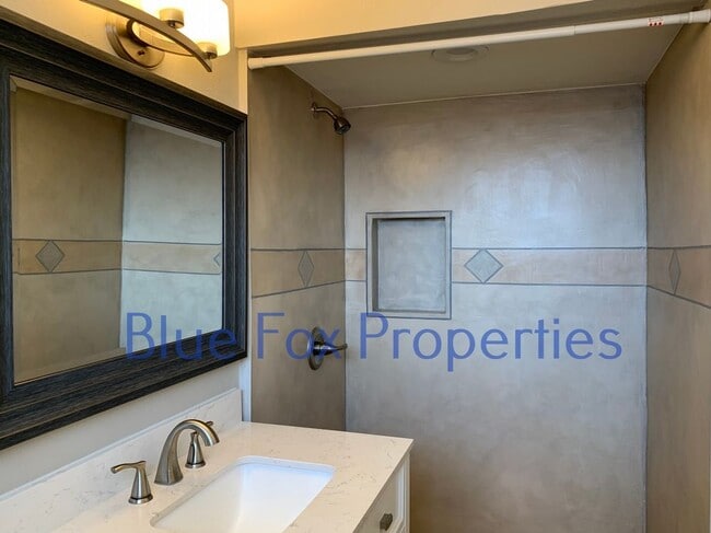 Building Photo - 602 N Palo Verde Blvd