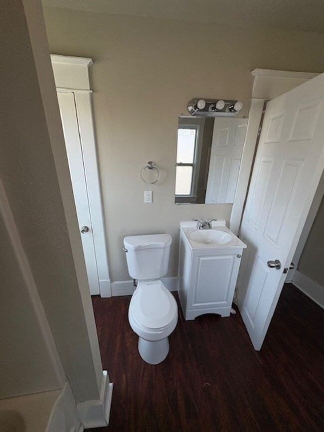 Building Photo - Stunning 4 Bed Home West of Drake