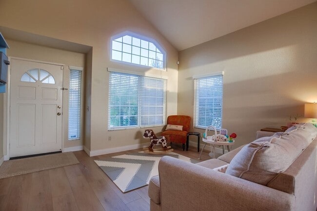 Building Photo - Beautiful, spacious 3 bedroom 2.5 bath hom...