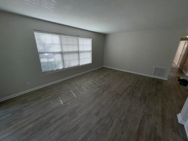 Building Photo - 102 N Lakeside Dr