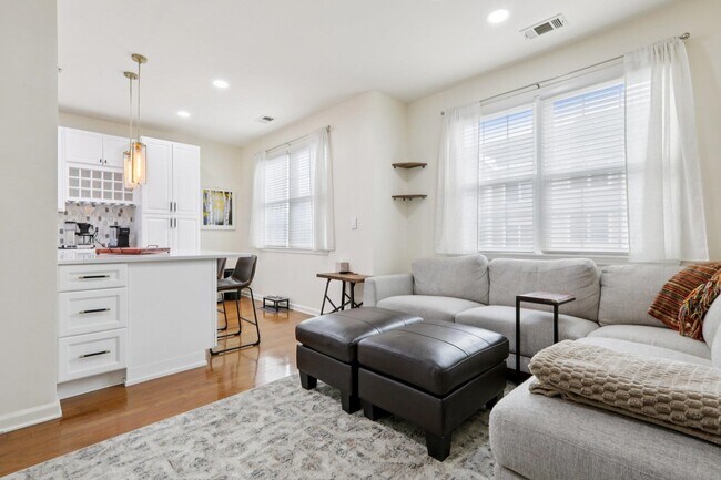 Building Photo - 273 Roslyn Ct