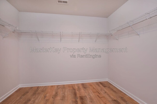 Building Photo - 633 Birchhead Dr