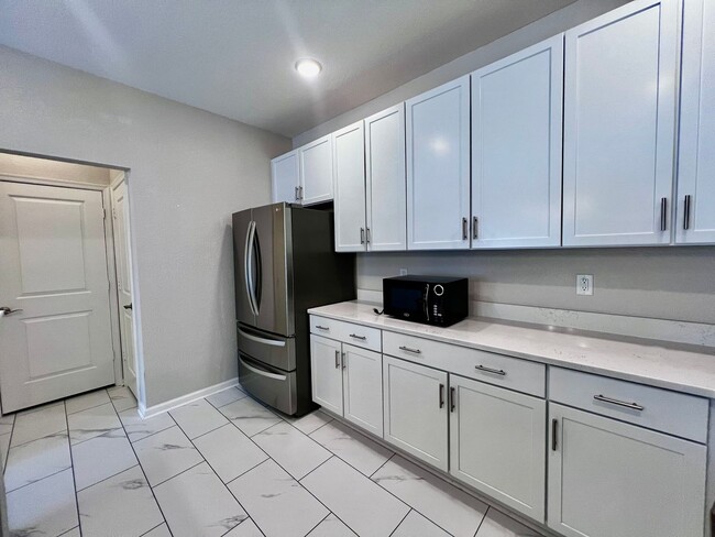 Building Photo - Luxurious 2-Bed Home with Gourmet Kitchen ...