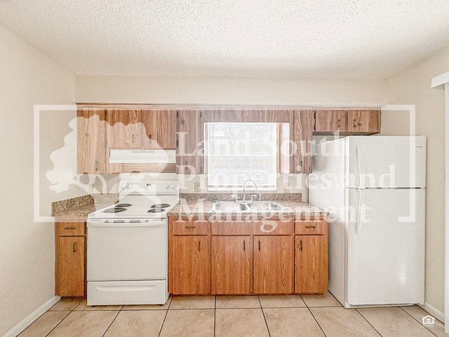 Building Photo - 5847 Charlton Dr