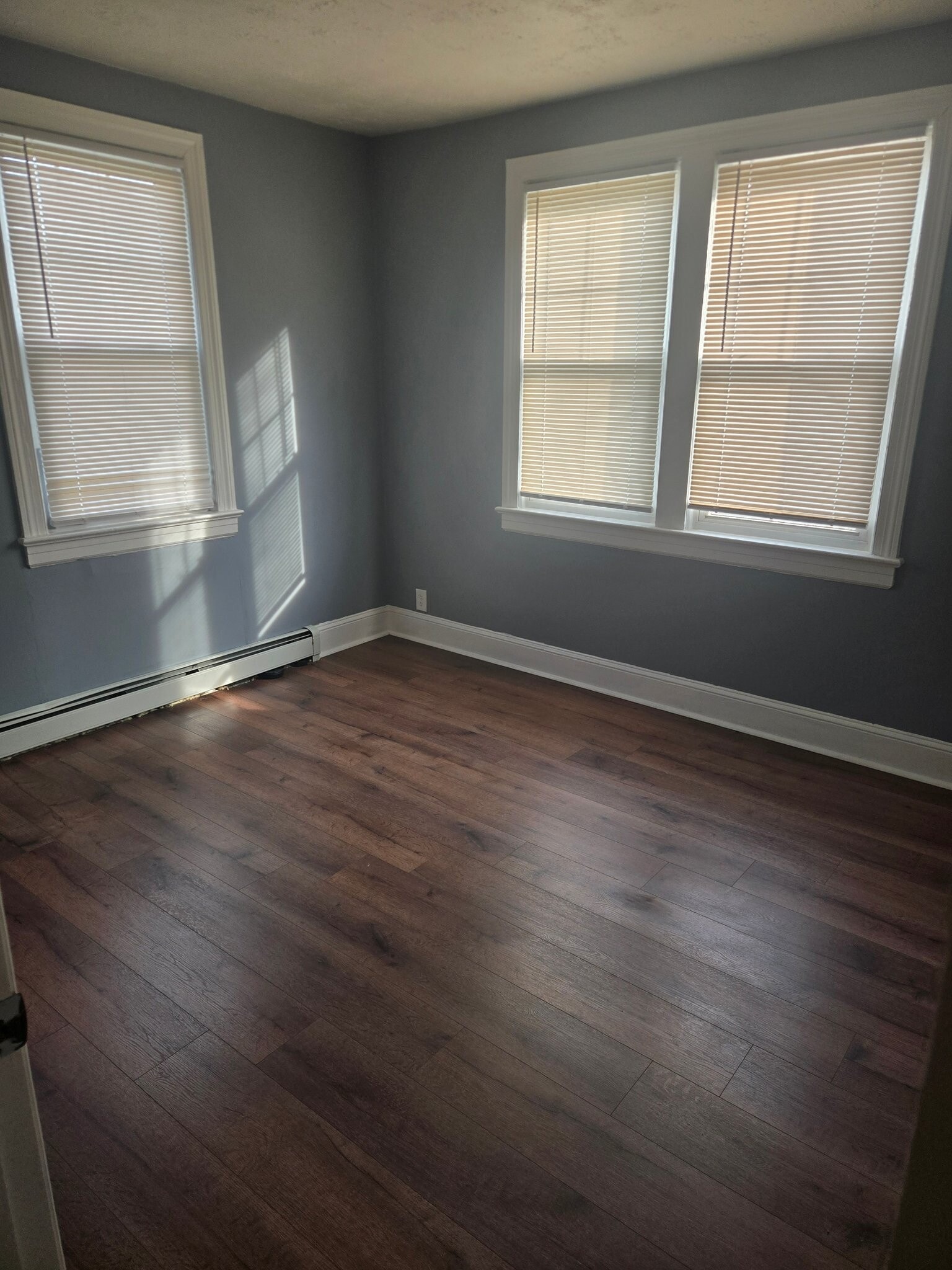 Building Photo - 565 E Elm St