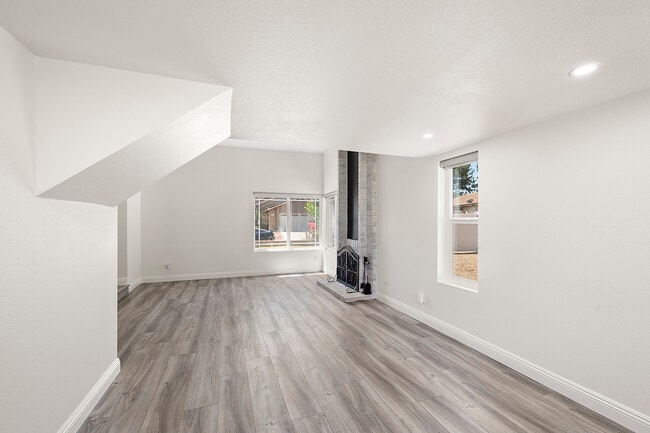 Building Photo - 10518 Pine Grove St