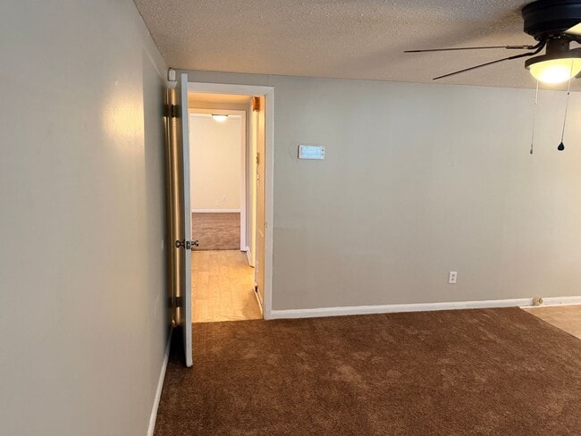 Building Photo - 2 Bedroom 1 Bath Home