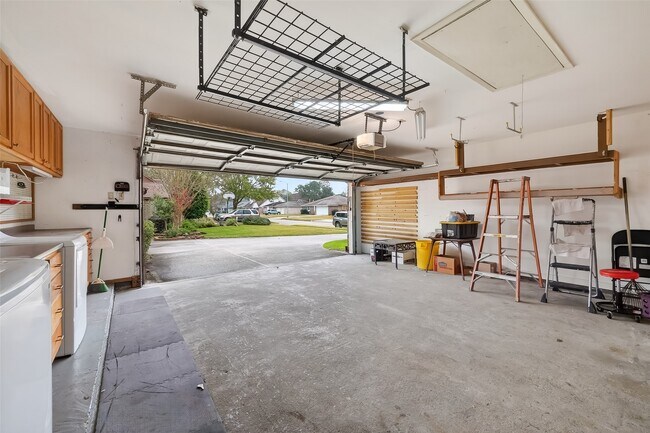 Building Photo - 21623 Crescent Heights St