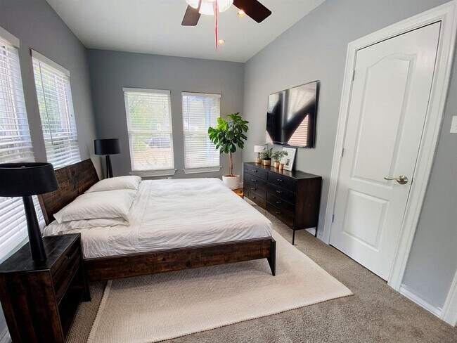 Building Photo - 35TH ST 404 A