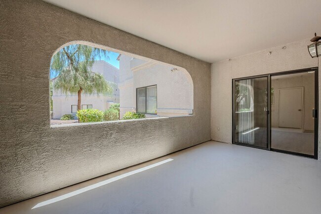 Building Photo - Stunning 2 Bed 1.5 Bath Condo in Scottsdal...