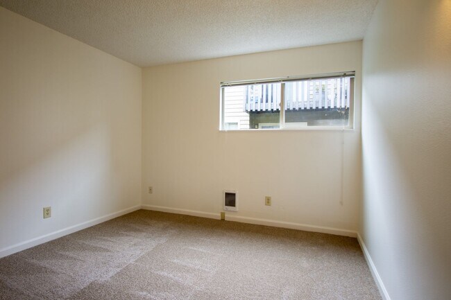 Building Photo - Close-in SE: Garden Level 1 Bdr w/ DW, Pri...