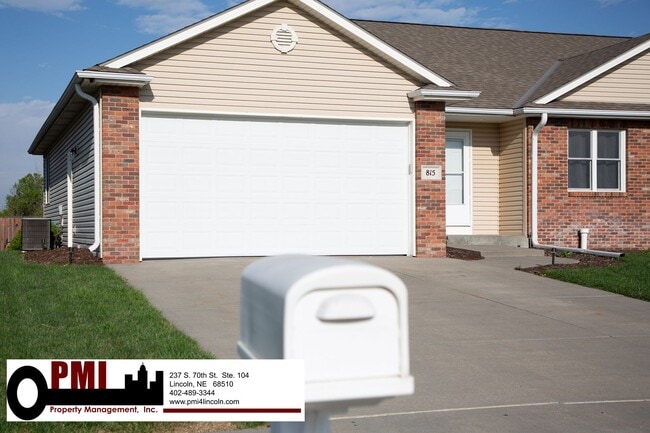 Building Photo - 4 Bedroom and 3 bathroom Fully Furnished