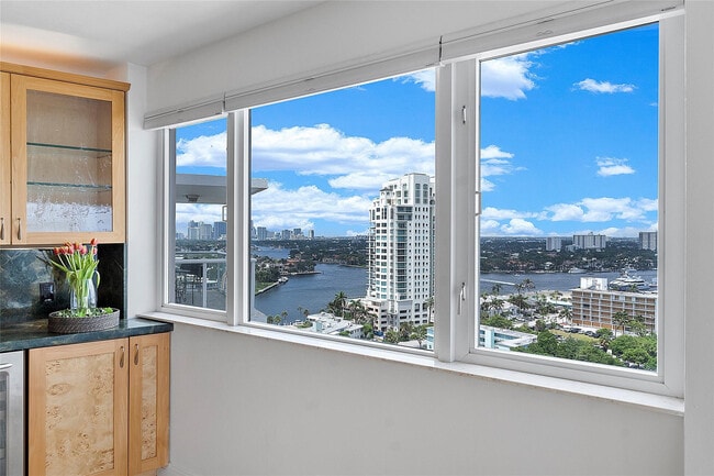 Building Photo - 3000 Holiday Dr