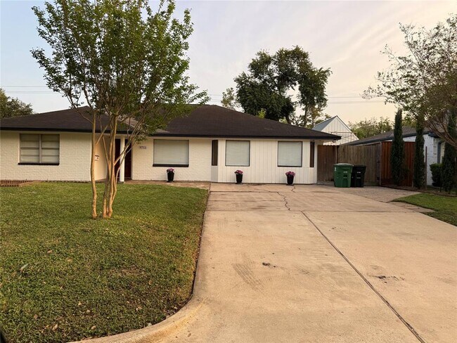 Primary Photo - 9711 Long Branch Ln